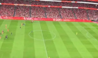 João Palhinha aplaudido de pé pelos adeptos do Benfica no momento da estreia