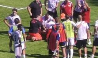 Enorme susto em Itália: jogador do Pisa não resiste ao calor e colapsa em jogo da Série B