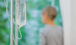 “Às vezes não chega um para cuidar”: Famílias de crianças com cancro pedem apoio para que ambos os pais possam acompanhar os tratamentos