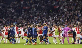 Confusão no Ajax-PSV após entrada duríssima: veja o vídeo
