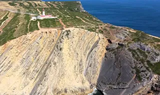 Descobrir pegadas de dinossauros com o Espichel como farol