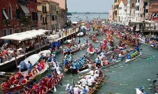 Itália: Regata Storica enche Grande Canal com barcos coloridos