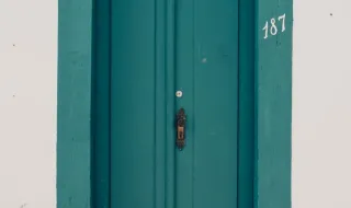 Apanhado à porta de casa com 210 doses de pólen de haxixe para vender à noite