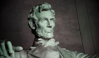 Porta-aviões Abraham Lincoln chega à Tailândia após missão no Médio Oriente