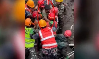 Rescatan con vida a dos trabajadores diez días después de la gran riada de Nepal