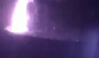 Vulcão Anak Krakatoa entra em erupção na Indonésia