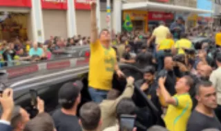 Flávio Bolsonaro faz campanha eleitoral no local onde o pai foi esfaqueado em 2018