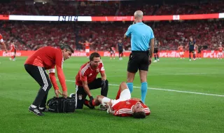 Enzo Barrenechea saiu lesionado e foi às lágrimas no banco do Benfica