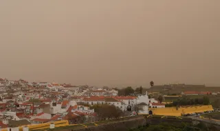 Temperaturas sobem até aos 40ºC este sábado e poeiras continuam no ar