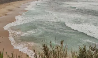 Esta praia portuguesa esconde um segredo que continua a atrair milhares de pessoas