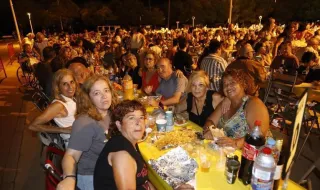 Vila-real reivindica el sopar a la fresca més festiu amb 1.600 veïns a la plaça de la Maiorasga