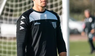 Goleiro Safonov sofre choque bizarro durante aquecimento em jogo do PSG no Francês; veja vídeo