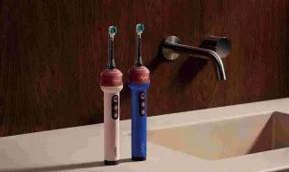A primeira escova de dentes elétrica da Dyson vem com fio dentário e mini câmara incluídos