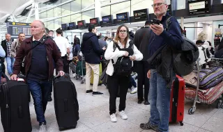 Aeroportos do Reino Unido vivem segundo dia de caos. Nove voos de Portugal para Londres são cancelados