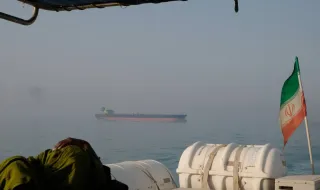 EUA atingem lançadores de 'rockets' iranianos em Ormuz, Irão promete "punição do agressor"