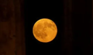 Lua cheia de agosto surge por trás do Templo de Apolo, na Grécia