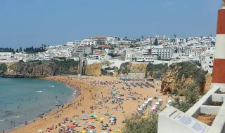 Britânica de 34 anos assassinada a golpes de tesoura num aparthotel em Albufeira