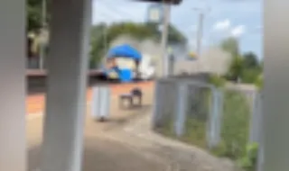 Imagens mostram o momento em que comboio embate contra camião que ficou parado em linha férrea na Polónia