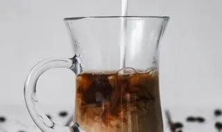 Quantos cafés por dia são demais? O que acontece ao corpo quando se exagera