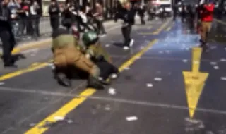 Manifestantes entram em confronto com polícia durante encontro de líderes conservadores no Chile