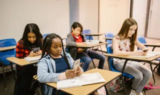 Smartphones proibidos nas escolas até ao 9.º ano a partir de janeiro