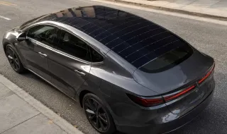 Teto que carrega carro elétrico desenvolvido e validado por fornecedora da Tesla