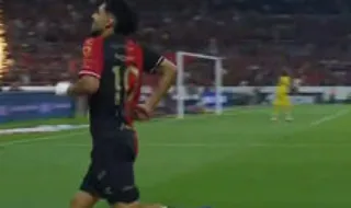Ex-Gil Vicente marca golaço de fora de área no México