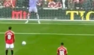 Insólito: Tielemans 'copia' marcação de penálti de Bruno Fernandes com sincronização perfeita