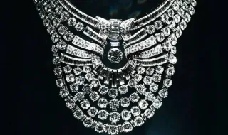 Colar com mais de 600 diamantes roubado de museu de Viena em plena luz do dia