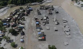 Balanço provisório do desastre no Nepal sobe para 584 mortos nos dois lados da fronteira