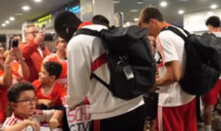 Lágrimas, cânticos e entusiasmo da pequenada: despedida do Benfica na Madeira teve de tudo