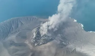 Erupção vulcânica leva ao encerramento de vários aeroportos na Indonésia