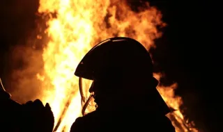 Bombeiros ‘atacam’ fogo em contentor subterrâneo de lixo