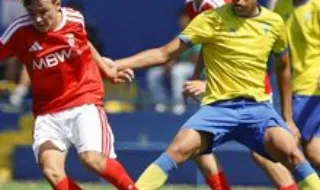 Benfica goleia Estoril