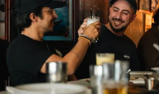 Os amigos do Ernesto do Porto deixaram-lhe a parede em construção…