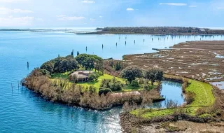 Quer ser dono de uma ilha em Veneza? Esta propriedade custa 5,5 milhões de euros (com forte napoleónico incluído)