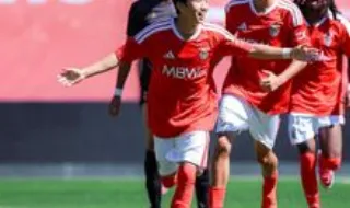 Benfica e FC Porto goleiam e seguem na liderança em juniores