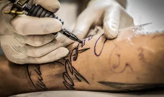 Tatuador brasileiro é acusado de assediar clientes em estúdio na Espanha e pode ser expulso do país