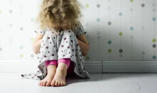 Criança de três anos terá sido abandonada pela mãe na Amadora: menor já estava sinalizada pela CPCJ