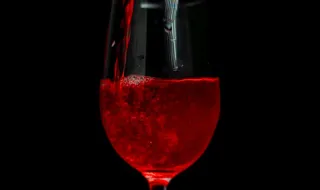 De cristais de Murano e vinho tinto do casal, os detalhes do casamento de Ana Hickmann e Edu Guedes