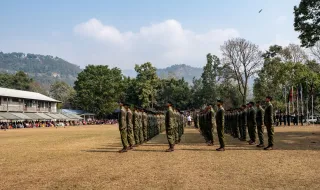 Nepal: cabo do Exército ajuda sobreviventes de cheias em Nuwakot a atravessar rio