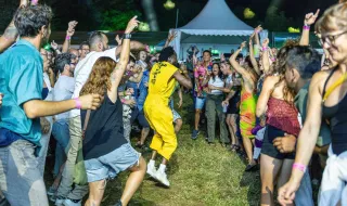 Entre o funaná de Lura e o rock-samba de Zé Ibarra, o Azores Burning Summer provou que navegar é preciso, mas dançar no Atlântico ainda mais