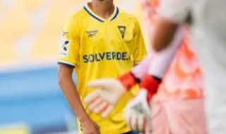 Dinis Lourenço espreita oportunidade no plantel principal do Estoril