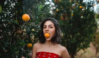 Letícia Laranja diverte-se nos bastidores ao lado do elenco de ‘Amor em Ruínas’