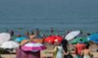 Temperaturas altas no fim do verão levam pessoas à praia