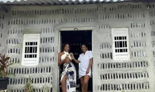 Não tinham dinheiro para construir: mãe e filha transformam 8.000 garrafas abandonadas numa casa de sete divisões