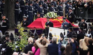 Membros da realeza e líderes estrangeiros entre os milhares que acompanharam o funeral do rei Harald V