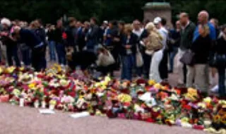 Noruegueses prestam homenagem ao rei Harald V