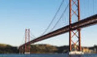 Motociclista morre em despiste na Ponte 25 de Abril