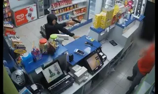 Detienen a tres jóvenes que atracaron tres veces la misma gasolinera en Murcia